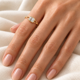 GOLD SQUARE CRYSTAL SPLIT-SHANK RING